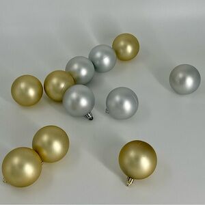 ⏰🚨‼️ 🌴11 Shiny Matte Gold and Silver Shatterproof Christmas Ball Ornaments 2.5"